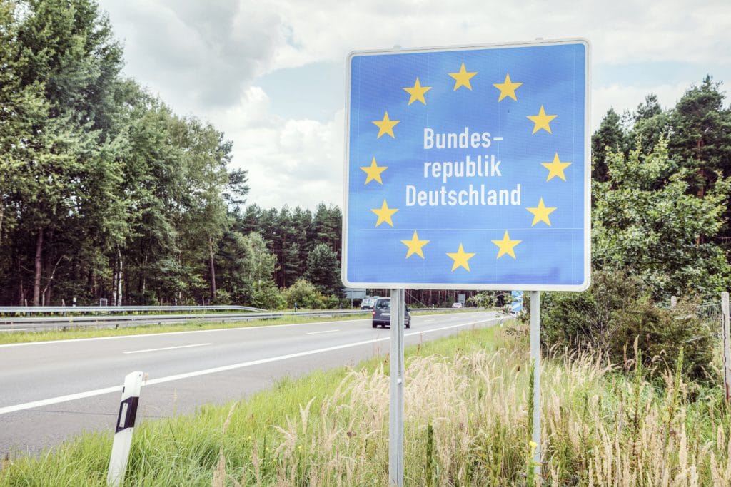 Grenze von Deutschland mit großem Schild am Straßenrand